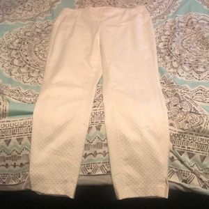 Exquisite off-white to white patterned pants